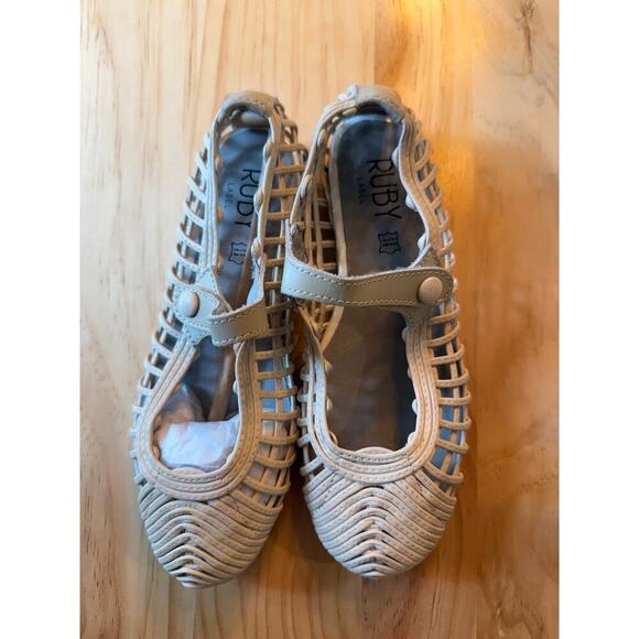NWOT Ruby Label Size 12 US Kid Girl Off‎ White Cream Perforated Mary Jane Shoes - Picture 2 of 5